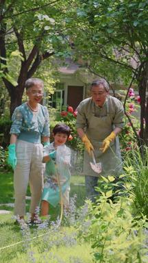 祖孙三人在院子里浇水